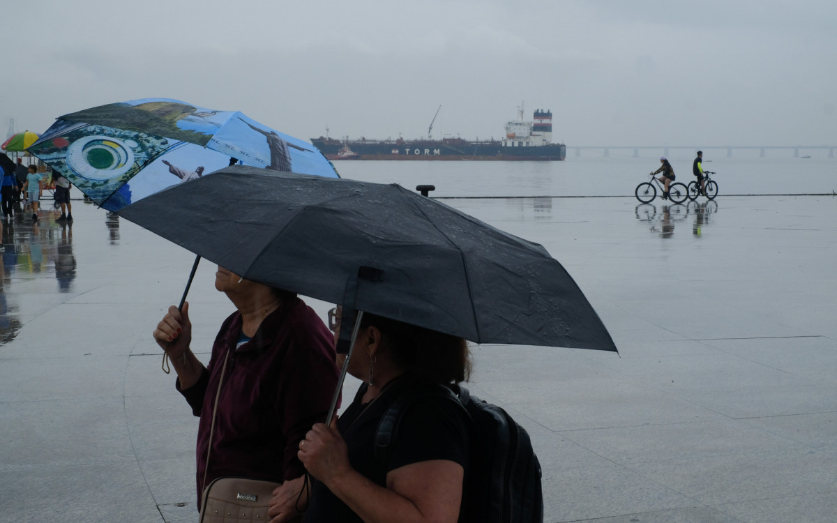 Tempo chuvoso na tarde deste domingo (20) no Boulevard Olímpico, na Praça Mauá