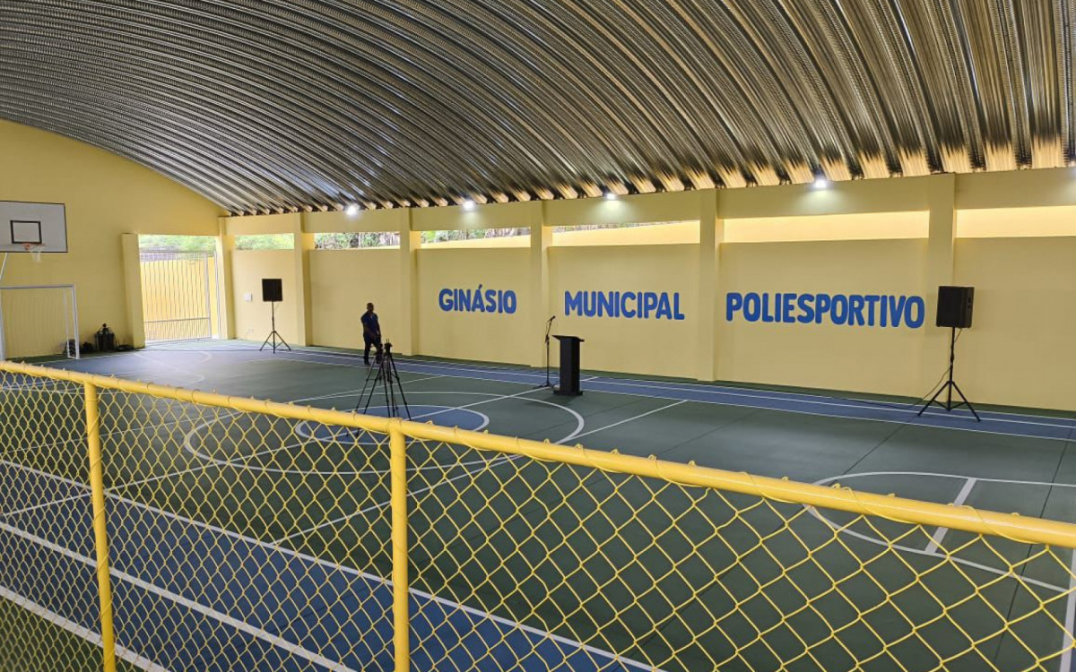 Os ginásios são amplos, possuem cobertura, arquibancada e demarcações para a prática de várias modalidades esportivas, como futebol, handebol e vôlei. Ao todo, os novos espaços vão atender mais de 700 estudantes