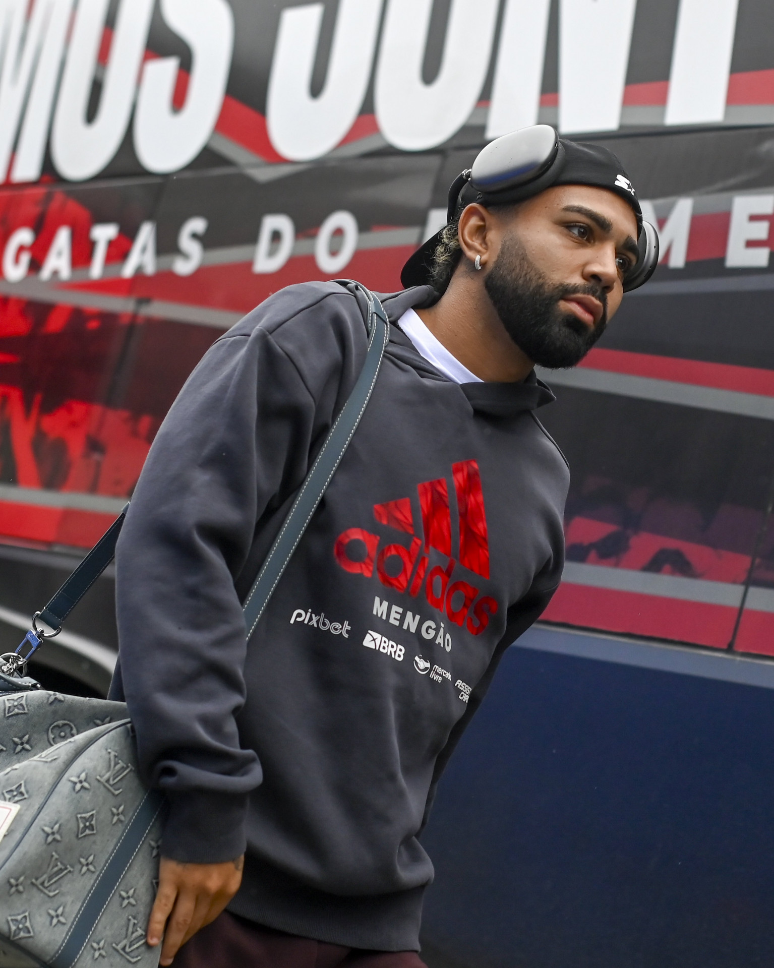 Gabigol no embarque do Flamengo rumo a São Paulo - Marcelo Cortes / Flamengo