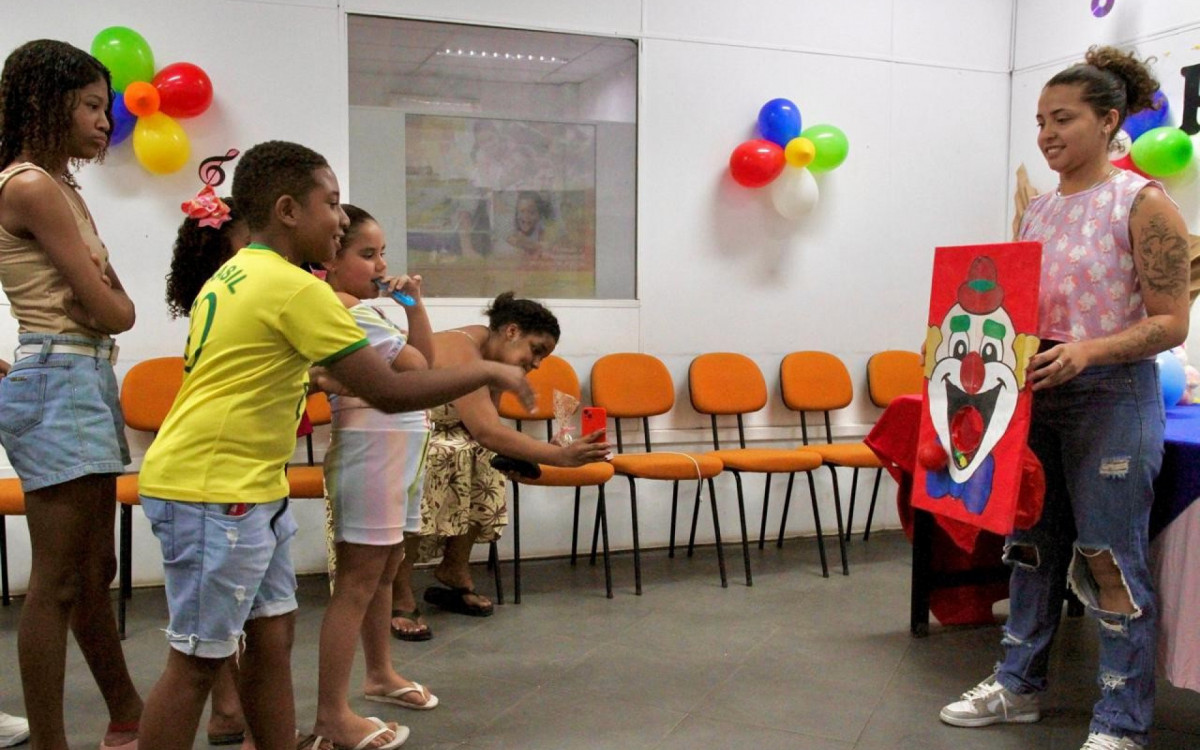 As crianças participaram de diversas brincadeiras, como por exemplo, a boca do palhaço