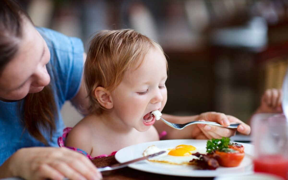 O ovo oferece uma nutrição completa e equilibrada para as crianças (Imagem: BlueOrange Studio | Shutterstock)