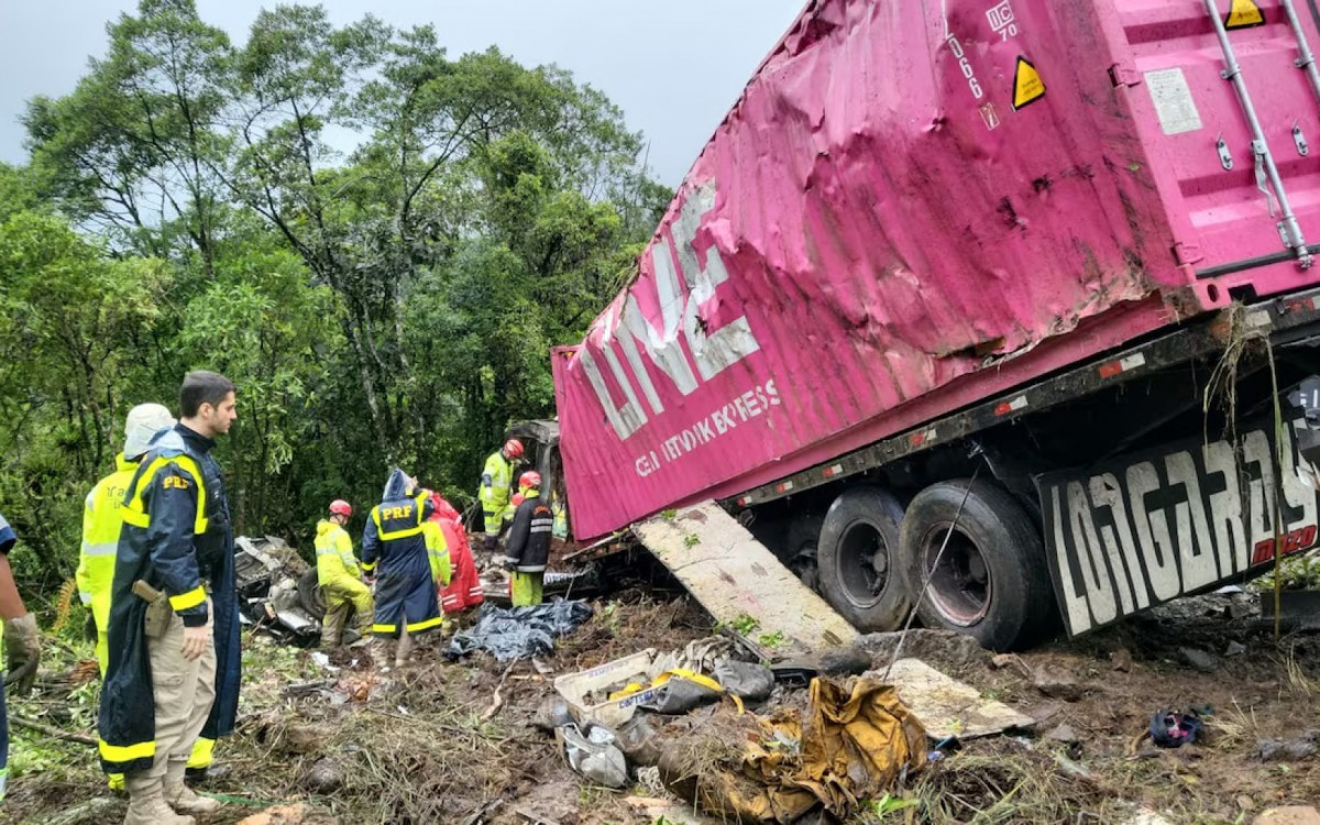 Acidente deixou nove pessoas mortas no Paraná