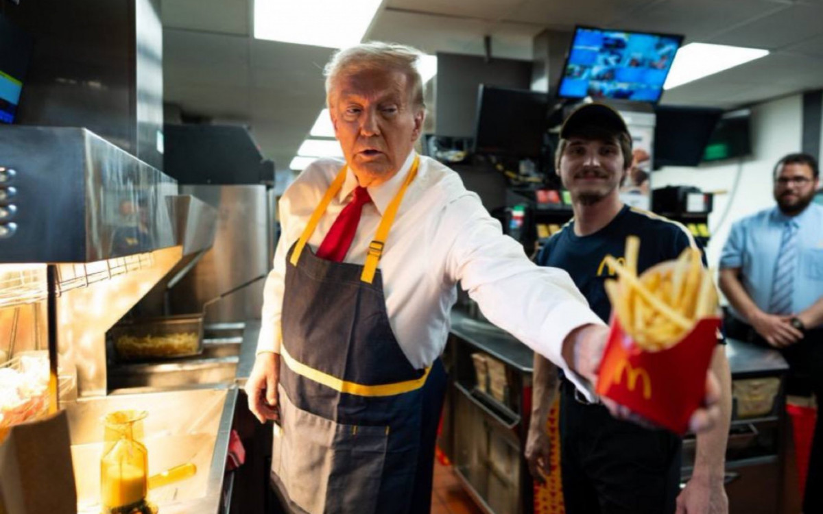 Donald Trump frita batatas em McDonalds dos EUA