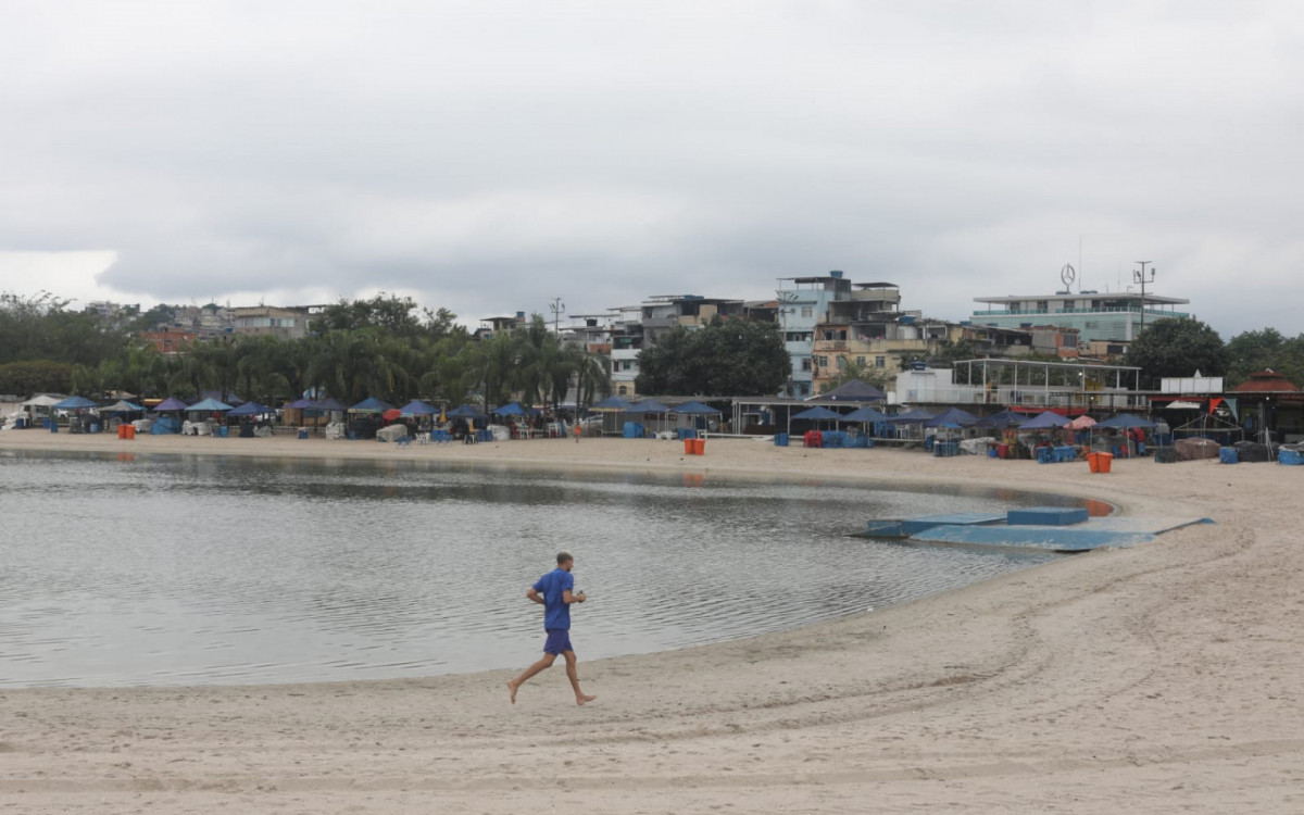 A Fundação Rio-Águas iniciou, nesta segunda-feira (21), serviço de manutenção no Piscinão de Ramos - Pedro Teixeira/ Agência O Dia