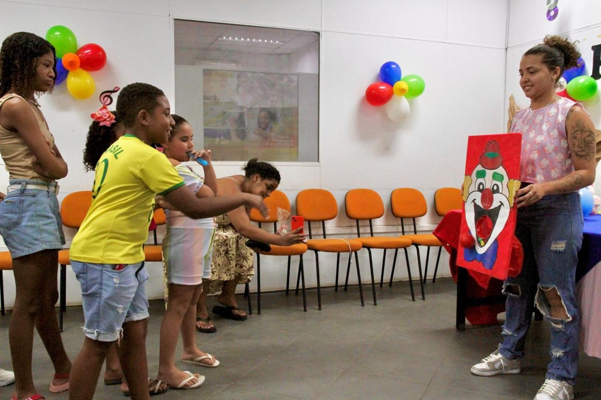 As crianças participaram de diversas brincadeiras, como por exemplo, a boca do palhaço - Divulgação / PMBR