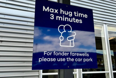 Aeroporto proíbe abraços de mais de 3 minutos; entenda