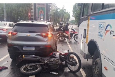 Acidente entre ônibus, carro e moto deixa um ferido na Zona Sul