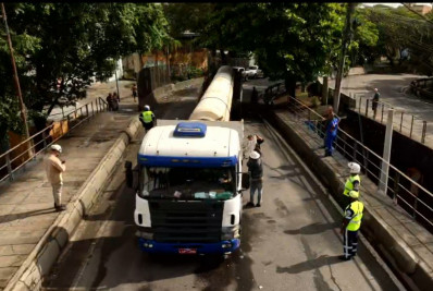Carreta enguiça e interdita viaduto por mais de oito horas em Benfica