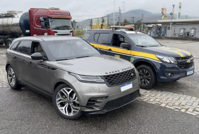 PRF recupera carro de luxo com registro de roubo em carreta-cegonha