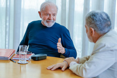 Lula aparece publicamente pela primeira vez após acidente doméstico