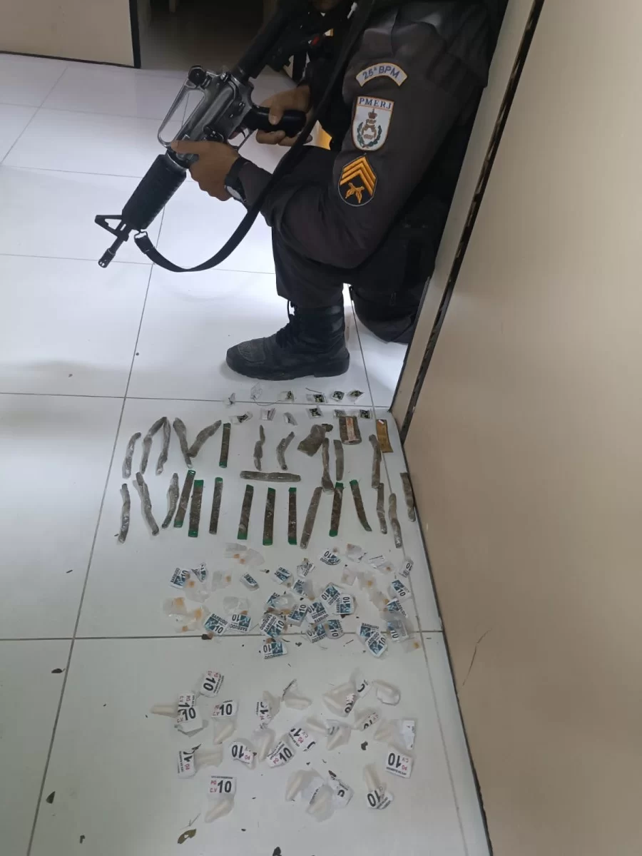 Operação da Polícia Militar apreende drogas em terreno baldio no bairro Novo Horizonte