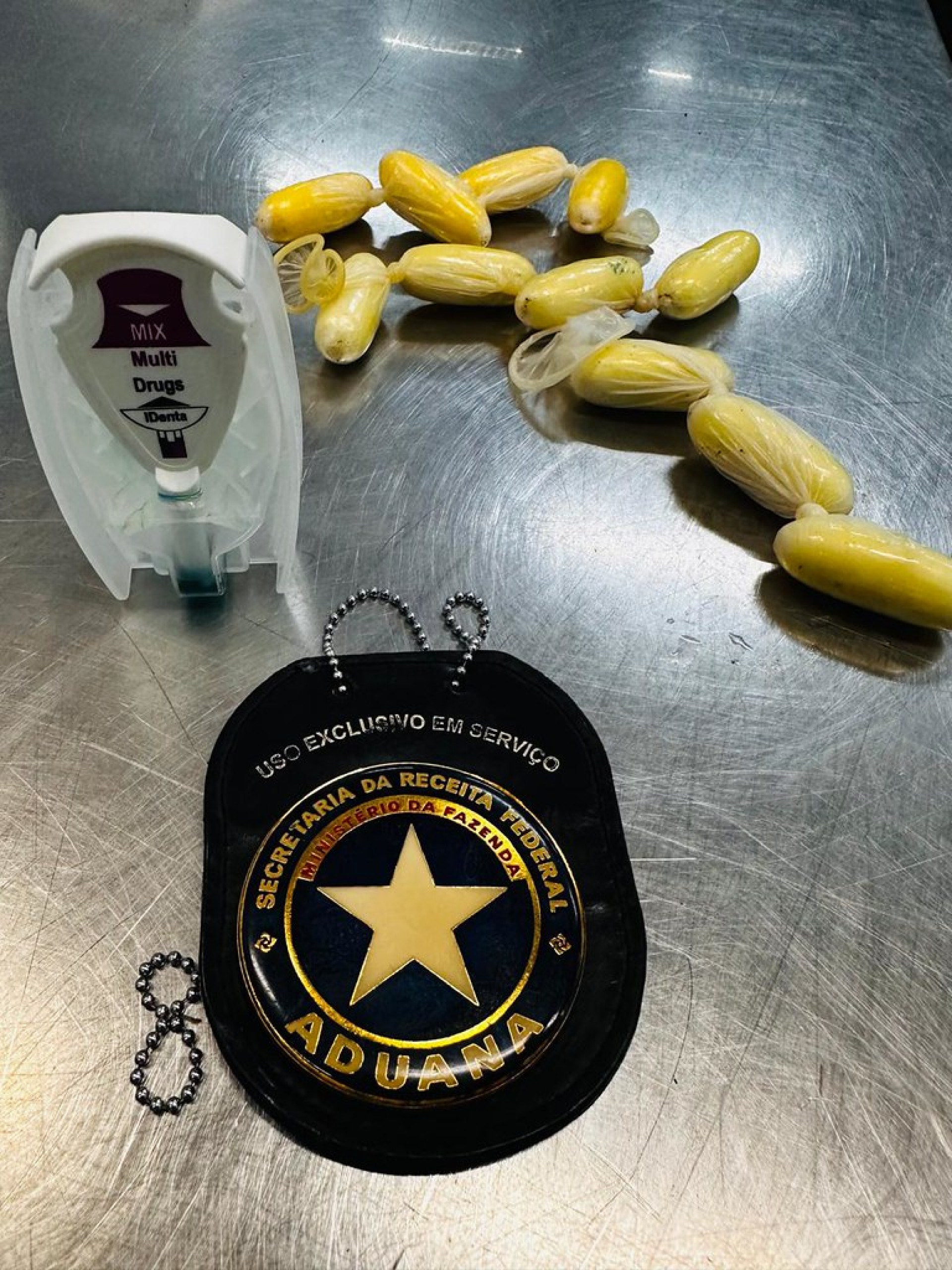 Agentes encontraram 11 cápsulas de cocaína na roupa íntima do passageiro após revista - Divulgação / Receita Federal