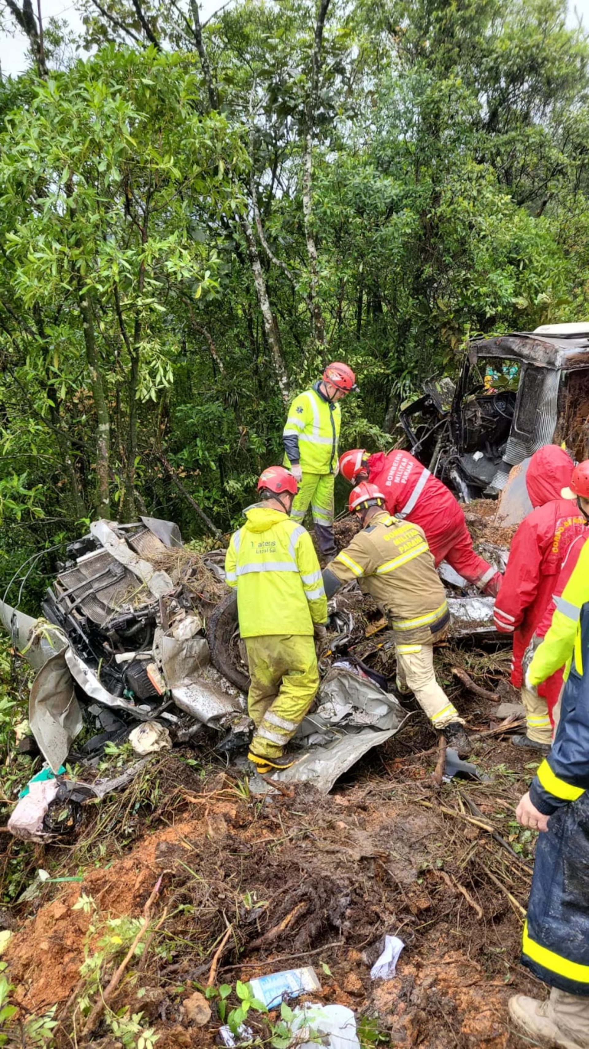 Motorista da carreta teria perdido os freios, colidindo na traseira da van em que estavam os adolescentes - Divulgação/SSP Paraná