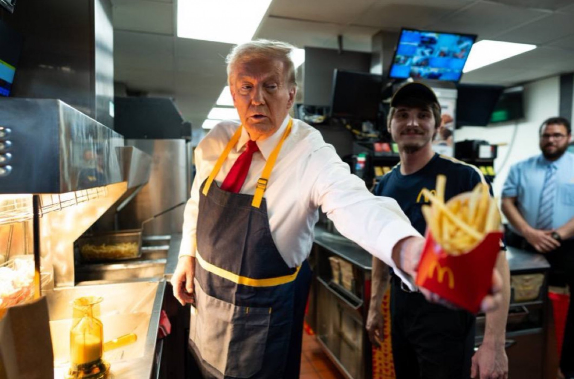 Donald Trump frita batatas em McDonalds dos EUA - Reprodução/X