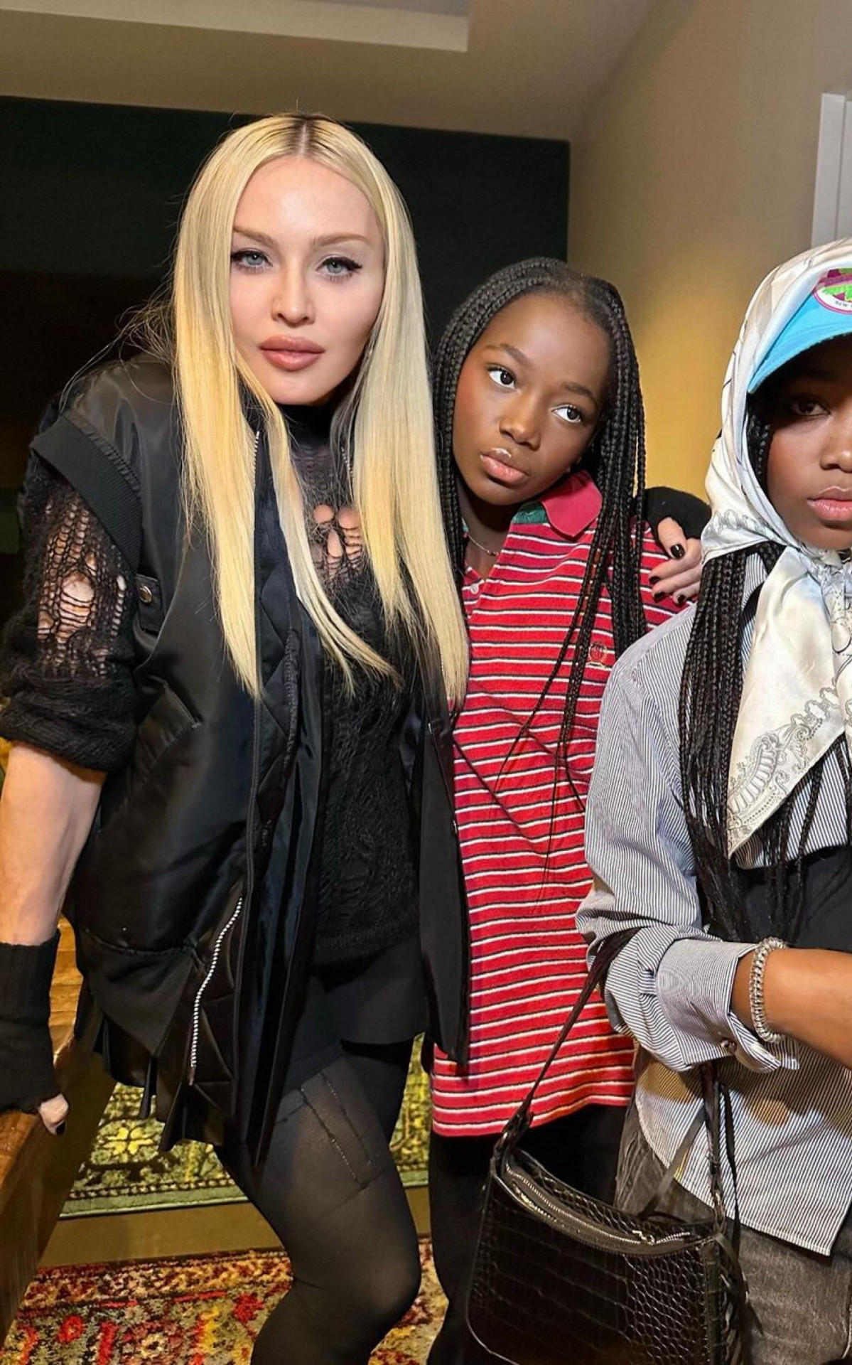 Madonna com as filhas gêmeas Stelle e Estere Ciccone - Reprodução/Instagram