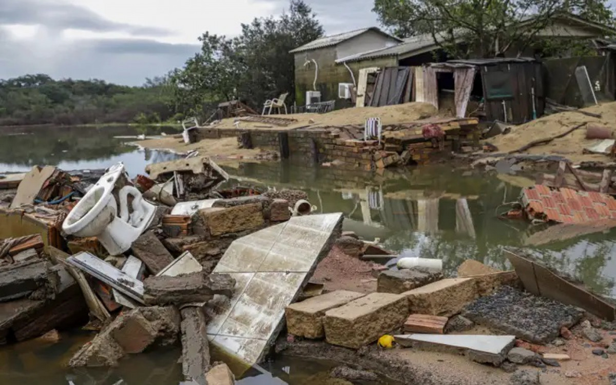 Casas destruídas após chuvas e enchentes em Porto Alegre