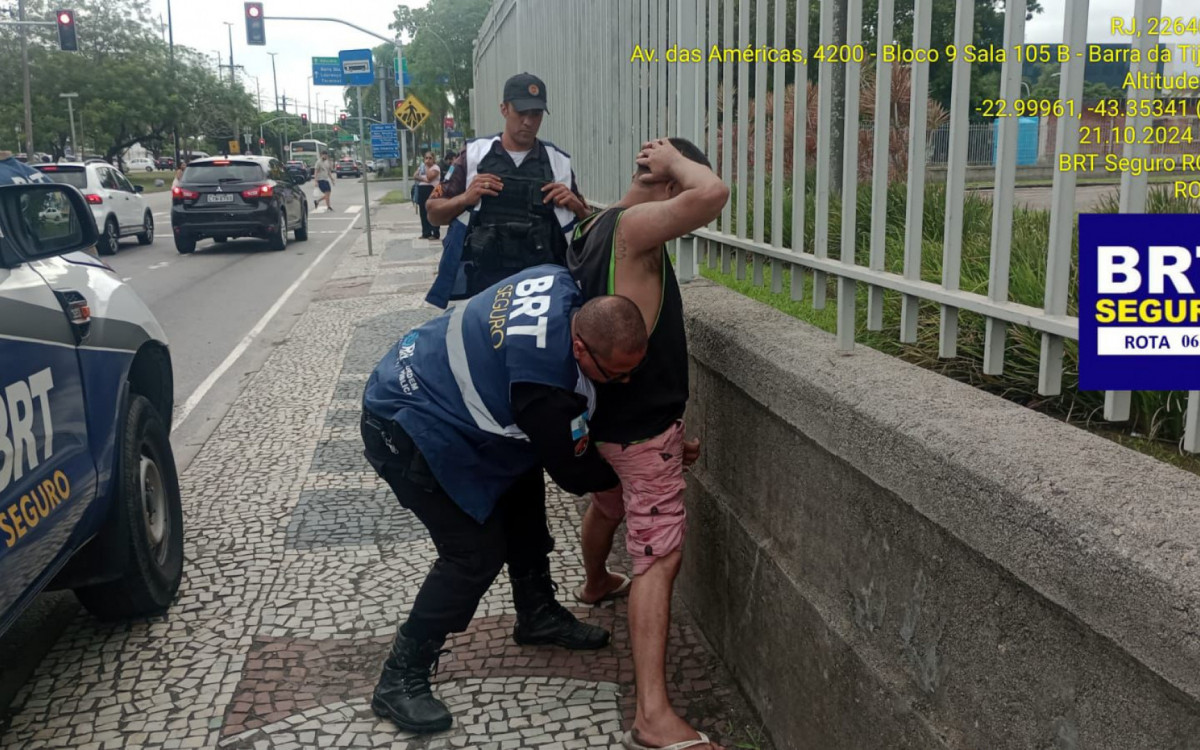 Suspeito foi preso após tentar roubar o celular de uma mulher no entorno da estação Parque das Rosas
