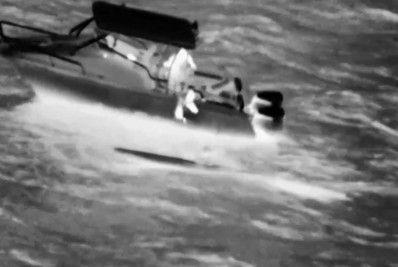 Vídeo: jovem de 17 anos é resgatado após quase 12 horas à deriva no mar