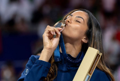 Vídeo: medalhista olímpica no vôlei anuncia gravidez e emociona internautas