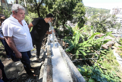 Prefeito Axel Grael vistoria obras de contenção em Santa Rosa e no Viçoso Jardim