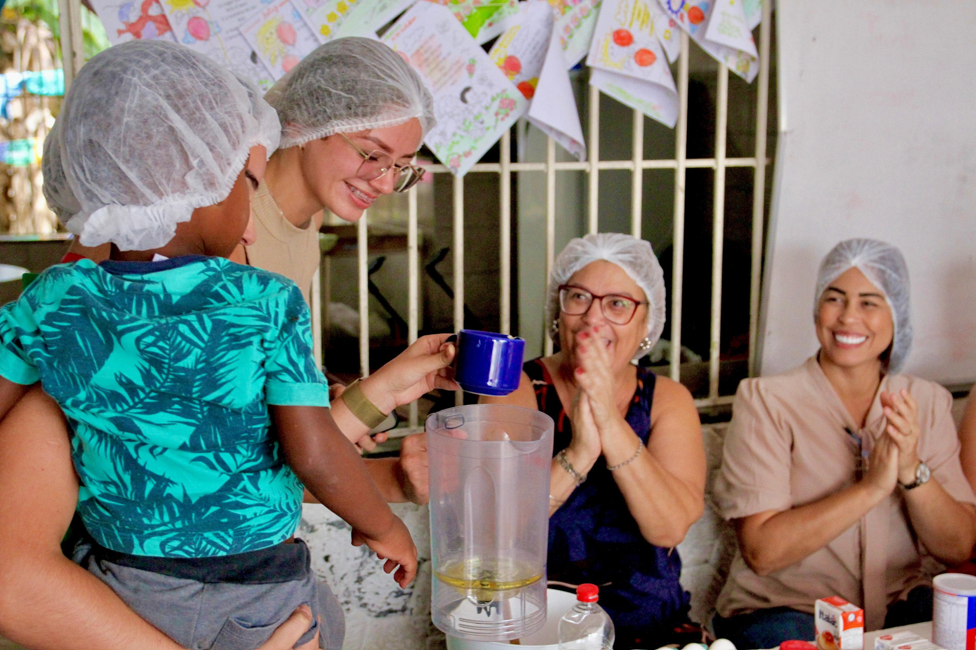 A secretária Clarice Santos (à direita) participou dos eventos e ficou atenta às receitas - Jeovani Campos / PMBR