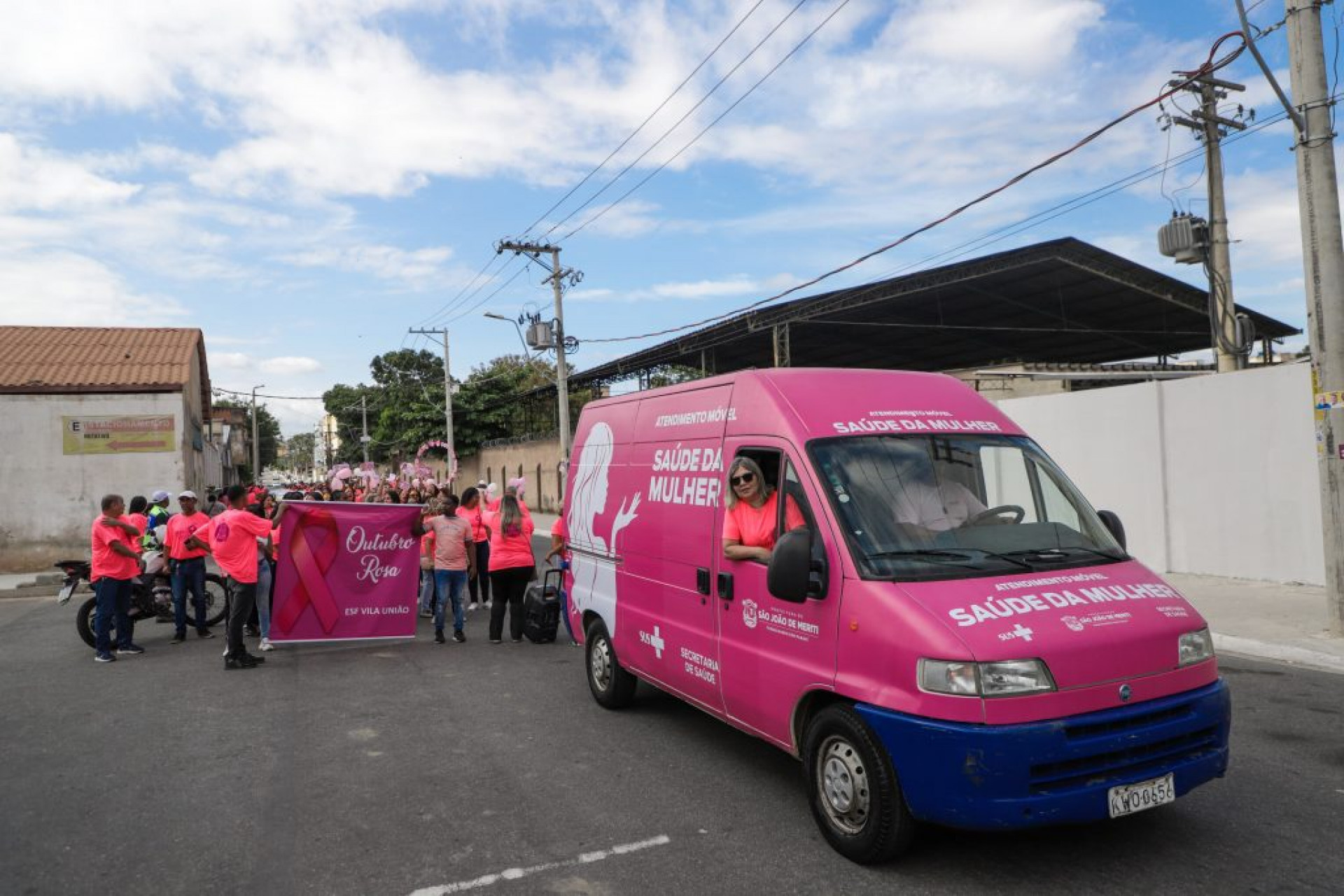 A van da Saúde da Mulher guiou a caminhada dos servidores até a prefeitura - Edgar Maciel