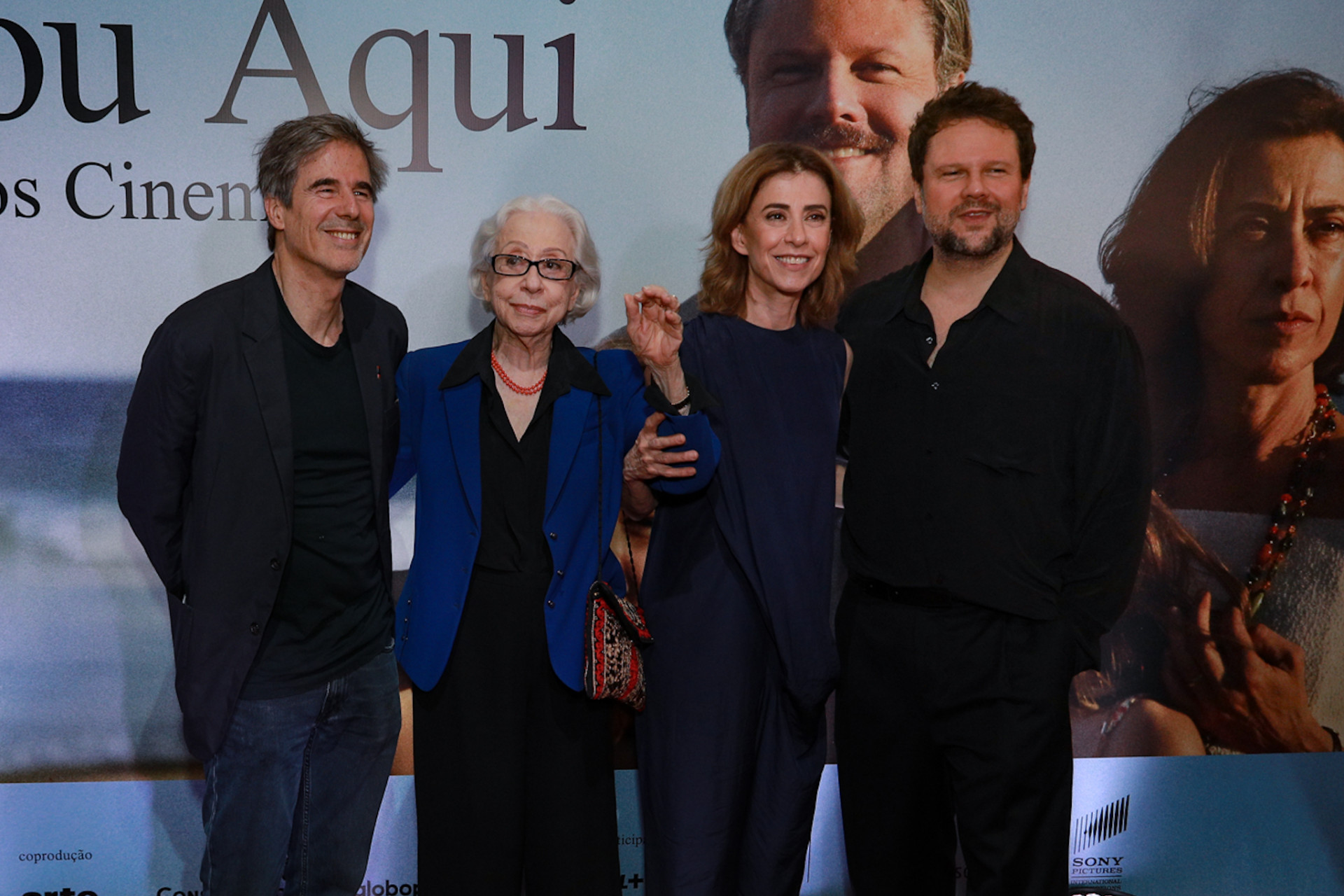 Fernanda Montenegro, Fernanda Torres e Selton posam com o diretor Walter Salles - Victor Chapetta / Agnews