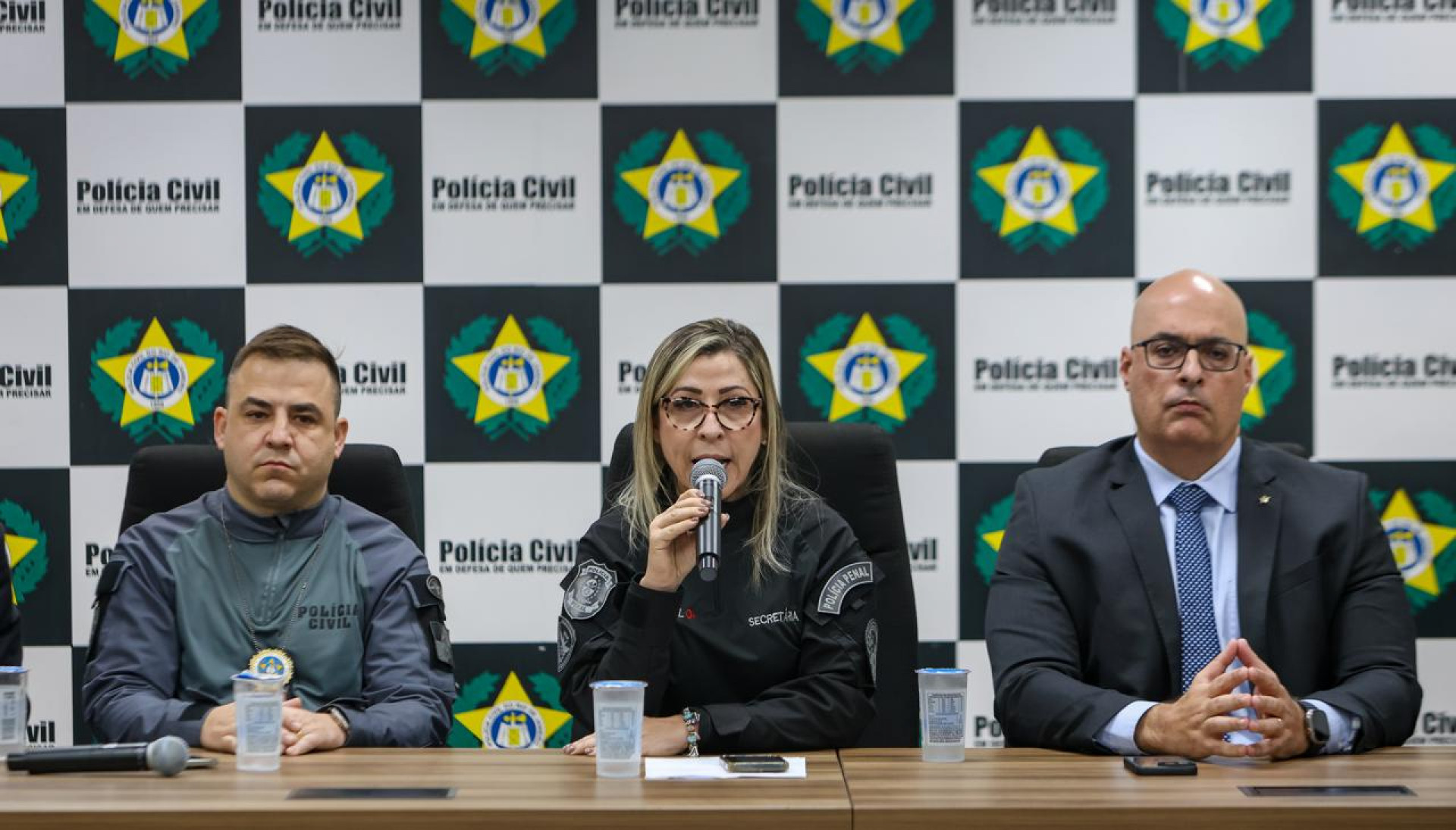 Delegado titular da DAS, William Pena, secretária da Seap, Maria Rosa Luduca, e o secretário de Polícia Civil, delegado Felipe Curi - Renan Areias/Agência O Dia