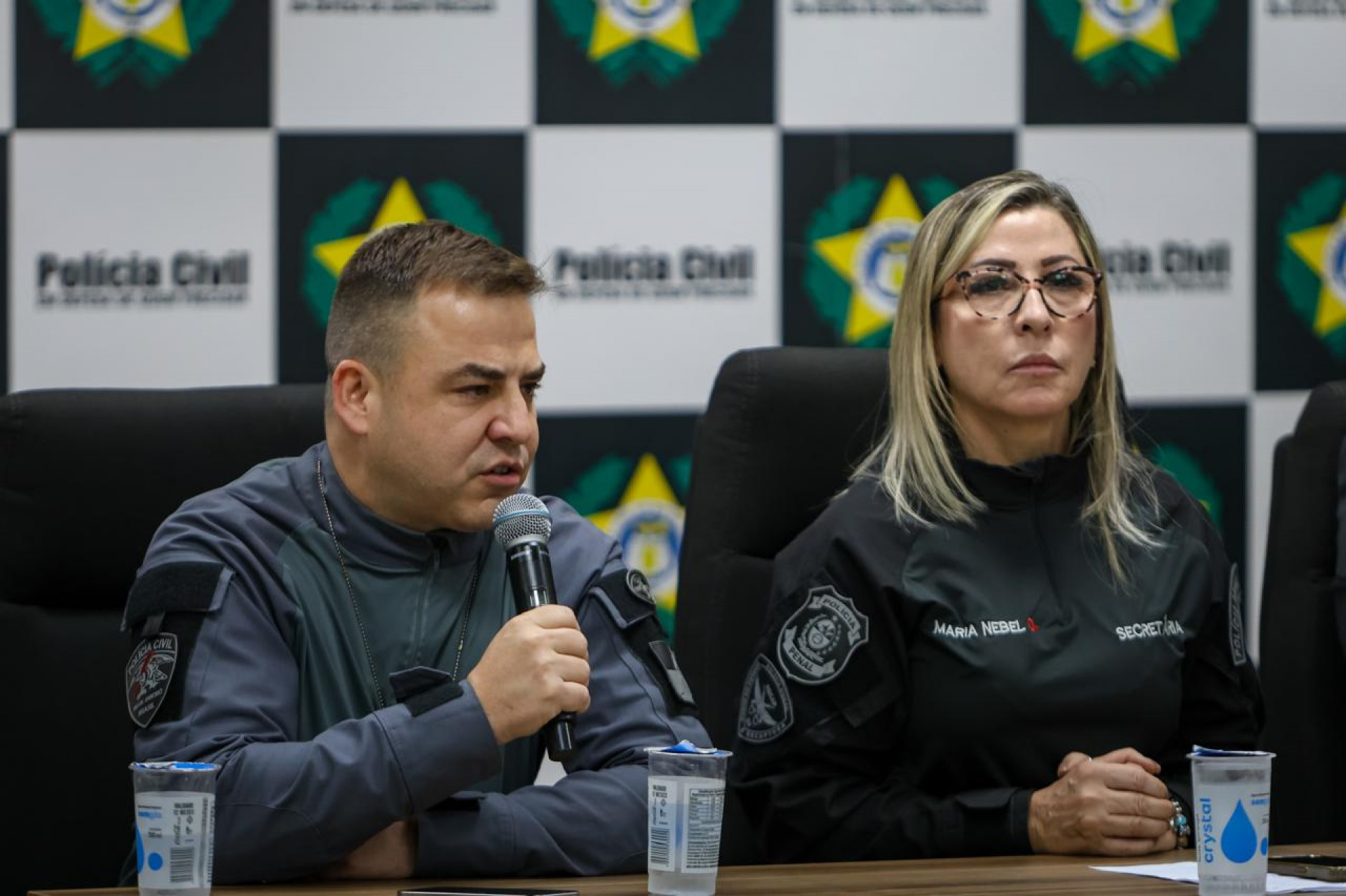 Delegado titular da DAS, William Pena, e a secretária de Administração Penitenciária, Maria Rosa Luduca - Renan Areias/Agência O Dia