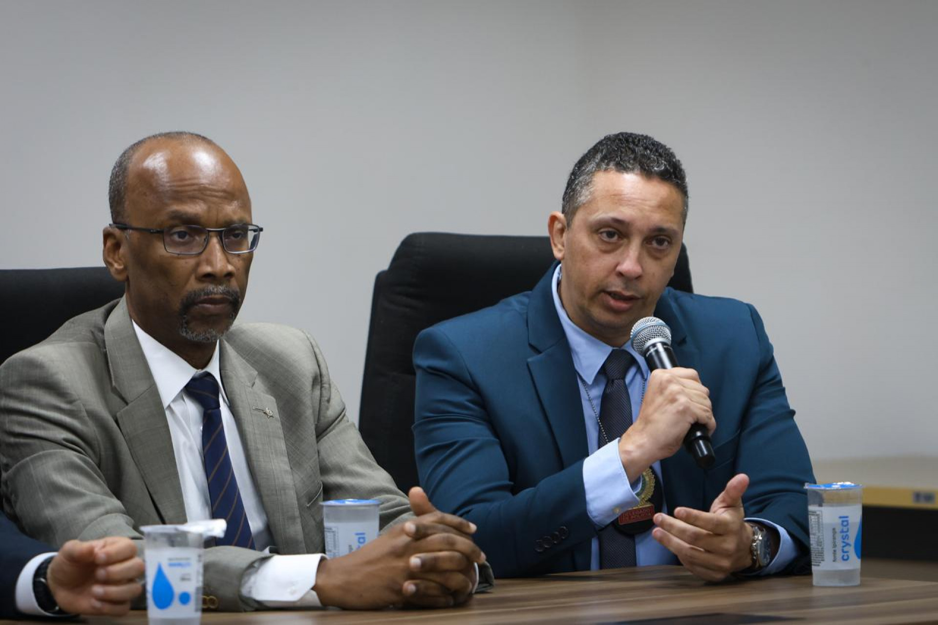 Subsecretário de Planejamento e Integração Operacional, delegado Carlos Oliveira, e o delegado da DAS, Carlos Rangel - Renan Areias/Agência O Dia