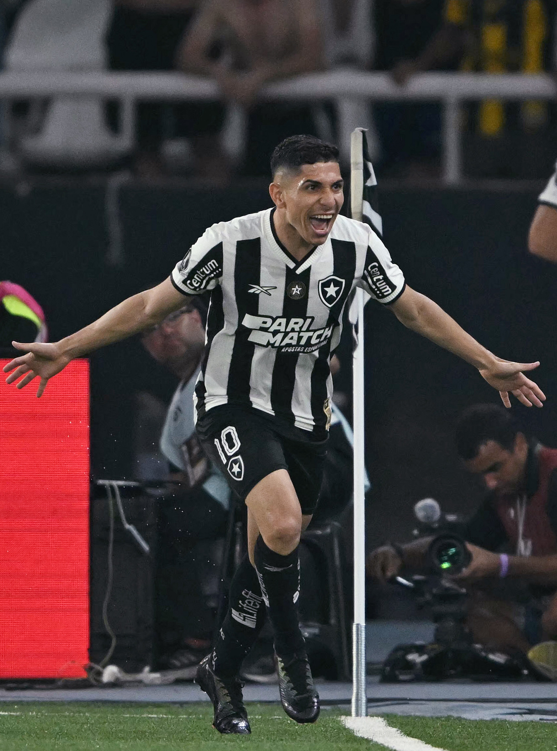 Botafogo e Peñarol se enfrentaram no Nilton Santos - AFP