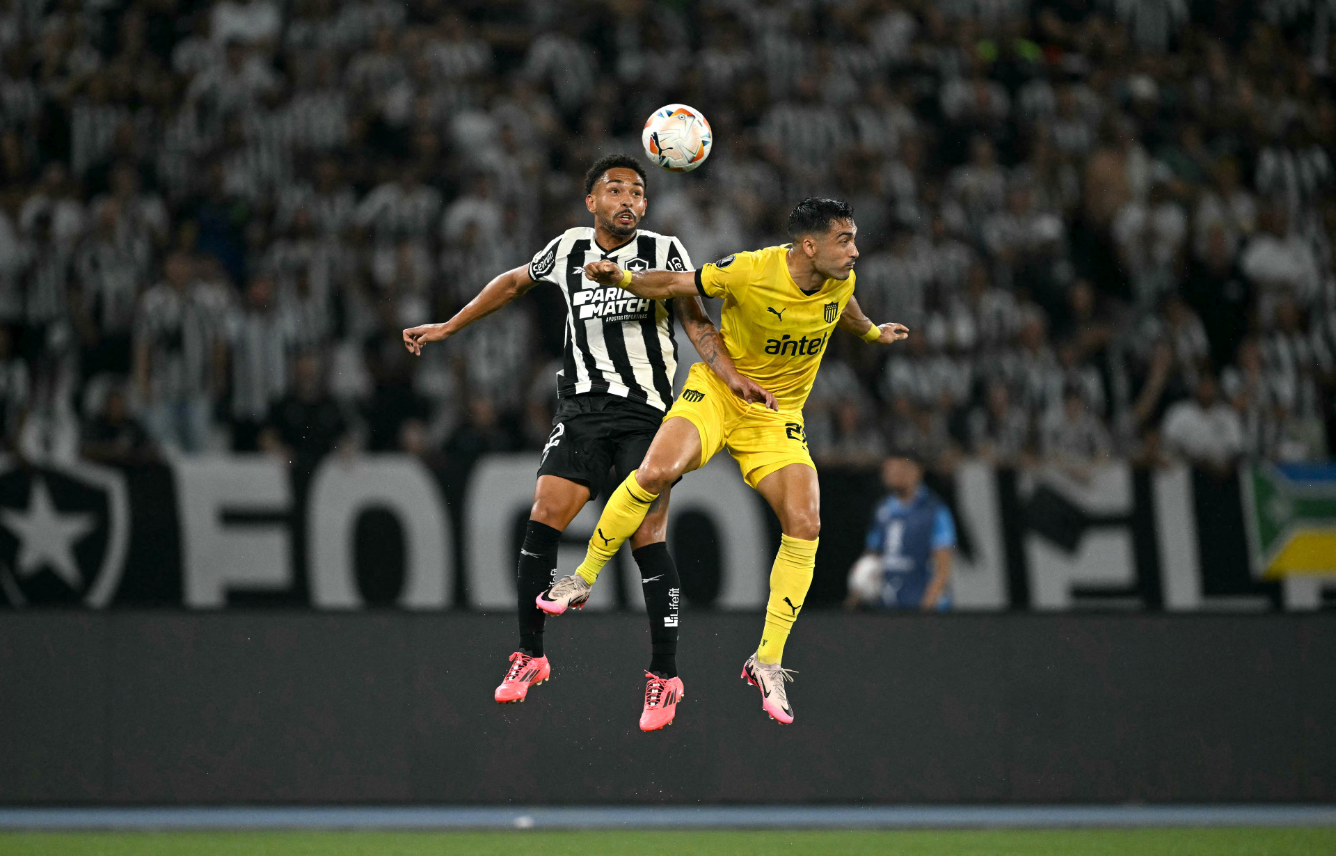 Botafogo e Peñarol se enfrentaram no Nilton Santos - AFP