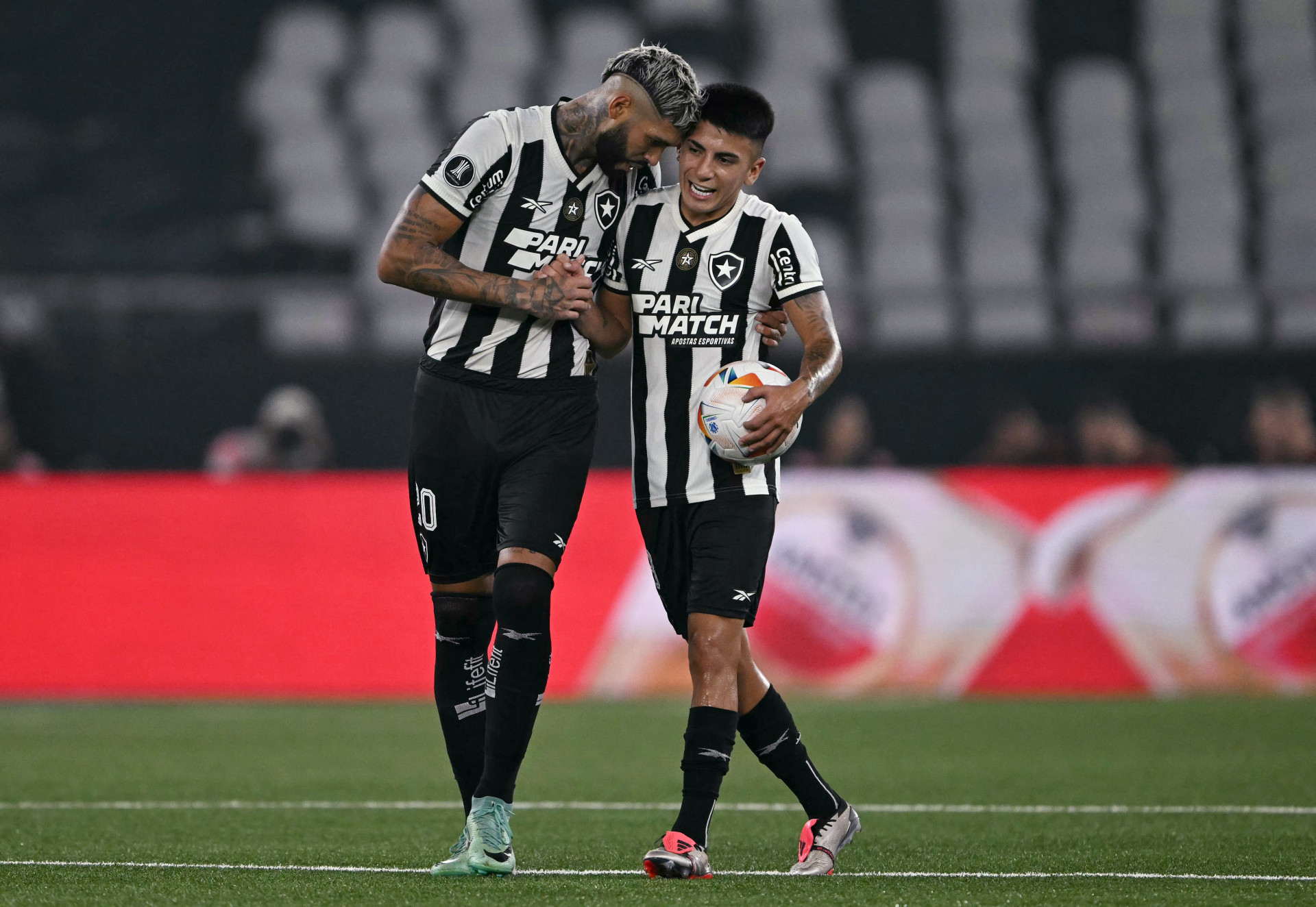 Botafogo e Peñarol se enfrentaram no Nilton Santos - AFP