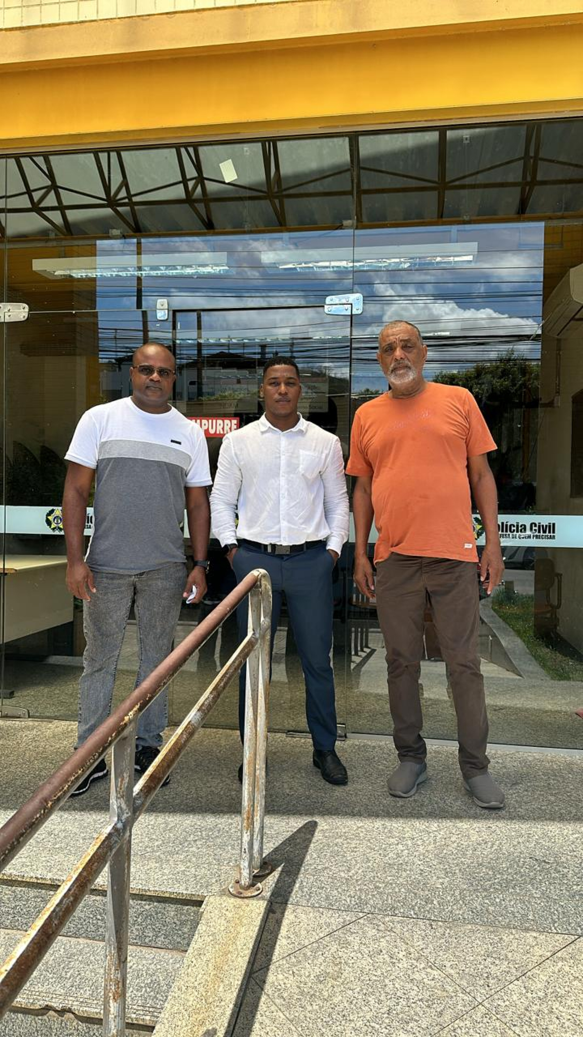 os advogados Douglas Marcos, Bruno Silva e a vítima de racismo Dilsão Rosa 