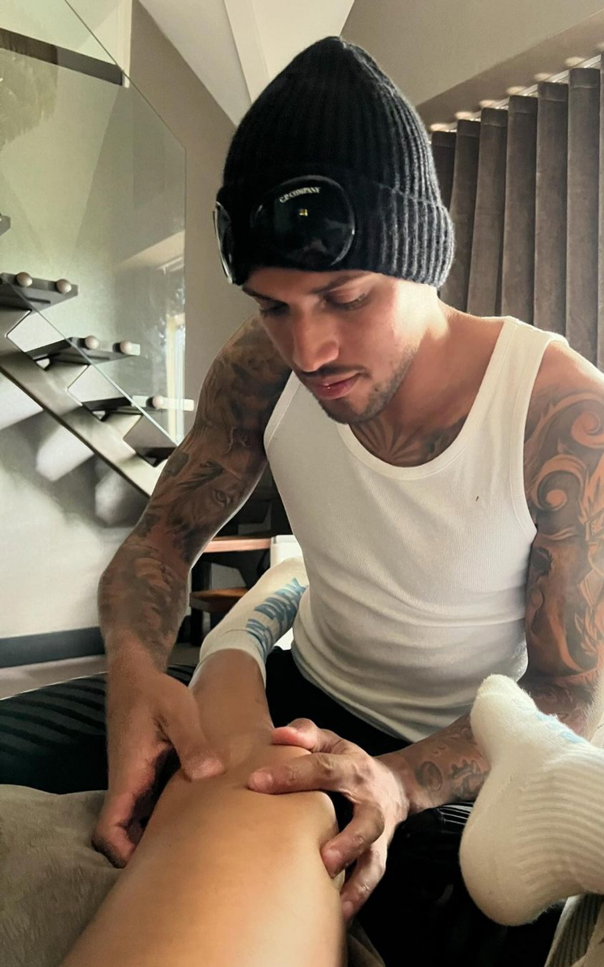 Vinicius Souza faz massagem em Anitta - Reprodução/Instagram