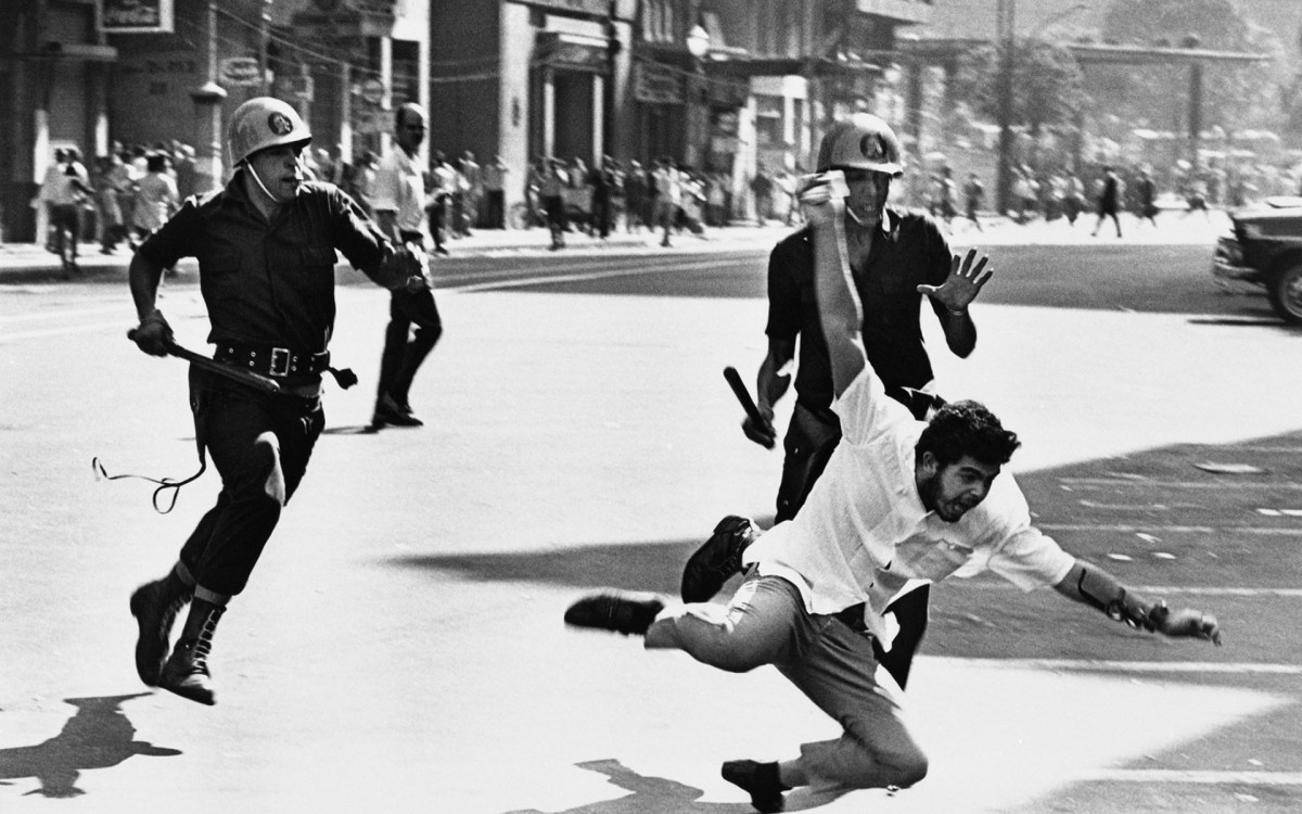 A foto de um estudante sendo perseguido por policiais é um dos registros mais marcantes da ditadura