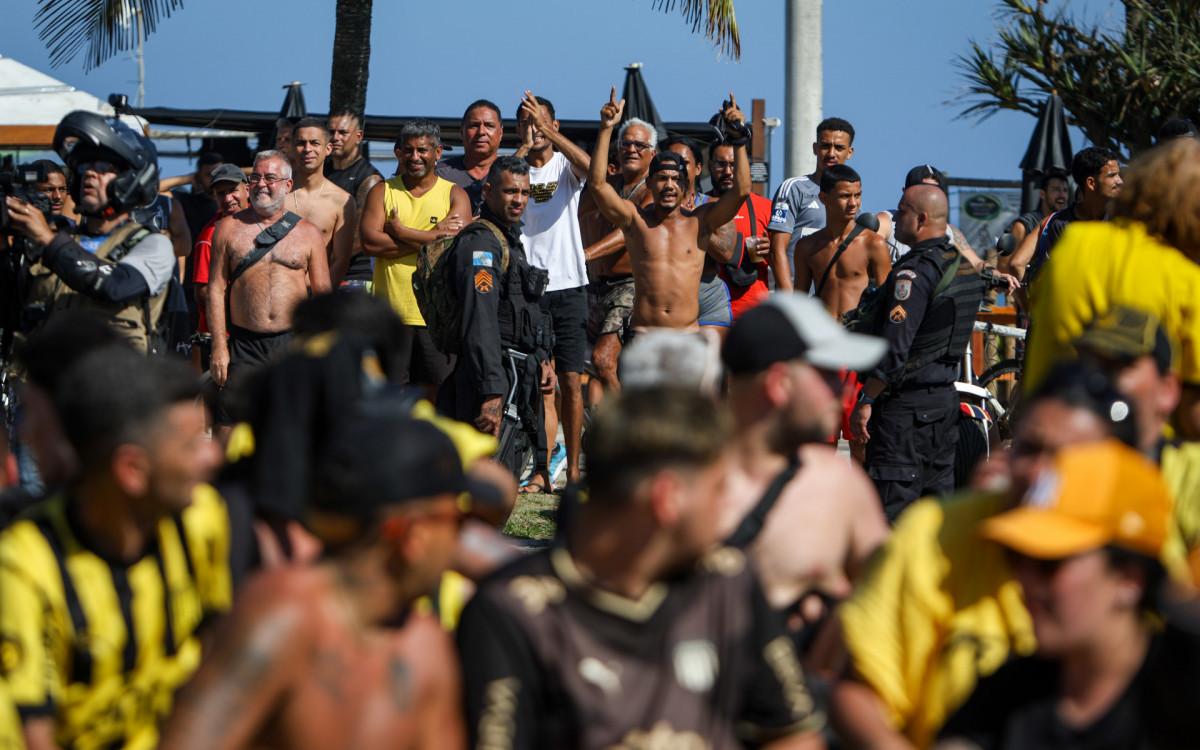 Torcedores do Peñarol são detidos após briga no Recreio dos Bandeirantes, nesta quarta-feira (23).