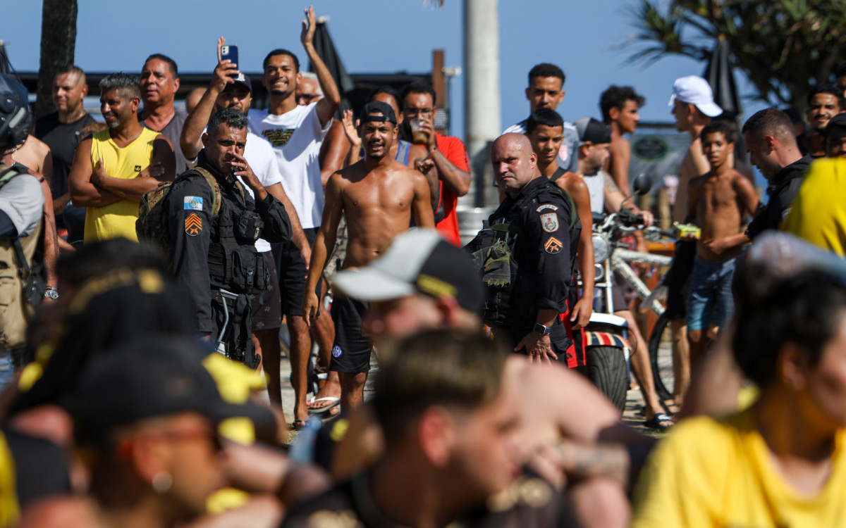 Torcedores do Peñarol são detidos após briga no Recreio dos Bandeirantes, nesta quarta-feira (23).