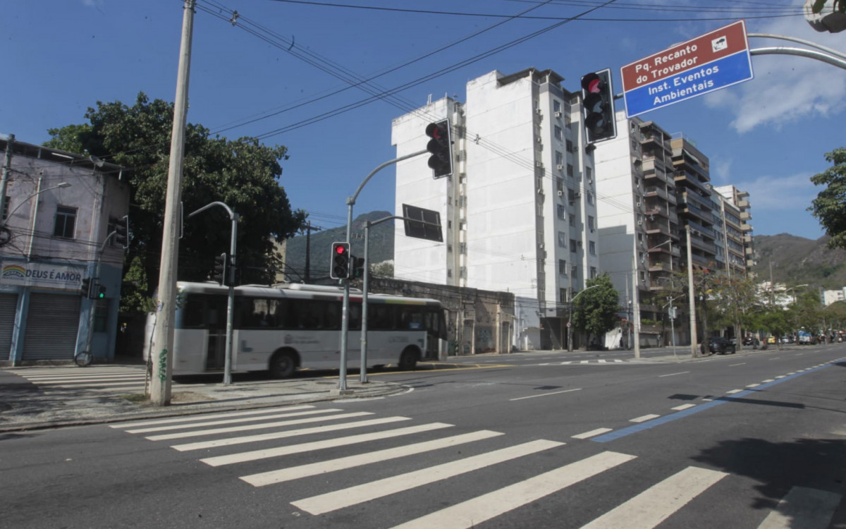 Ciclista foi atropelada na Rua Visconde de Santa Isabel, próximo ao antigo Jardim Zoológico - Reginaldo Pimenta / Agência O Dia