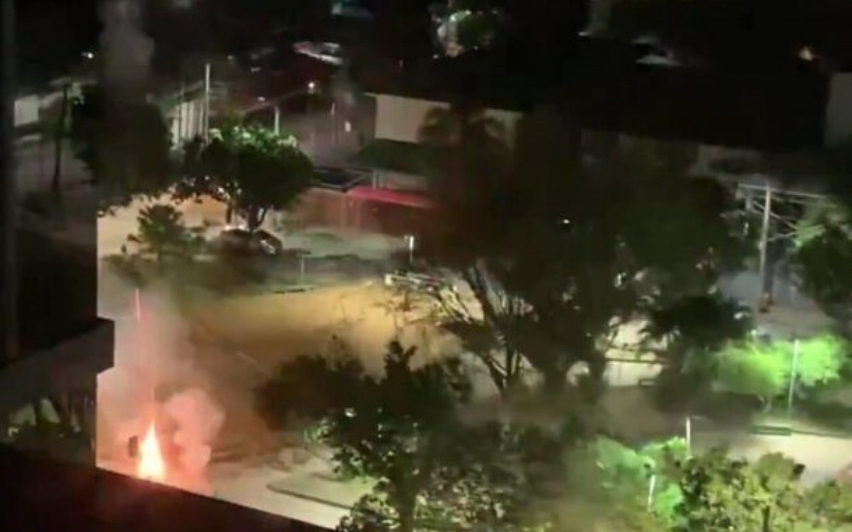 Torcedores do Botafogo soltam fogos em frente a hotel do Pe&ntilde;arol