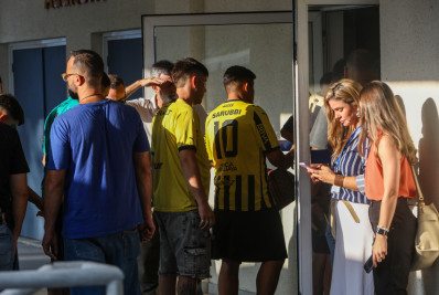 Ex-presidente do Peñarol visita torcedores presos no Rio e passa orientações