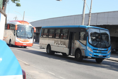 Torcedores do Peñarol liberados pela polícia deixam o estado do Rio