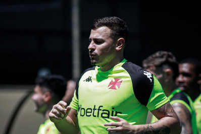 Hugo Moura dedica vitória do Vasco sobre o Cuiabá aos torcedores