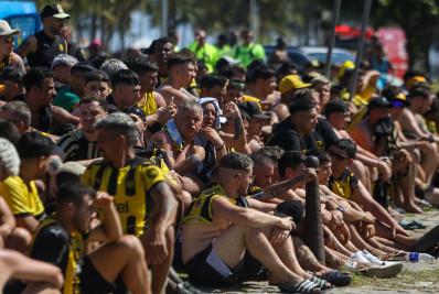 Organizada do Peñarol chama presos no Rio de ‘reféns’ e pede que não haja briga contra o Botafogo