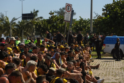 Justiça mantém prisão de 21 torcedores do Peñarol envolvidos em confusão no Recreio