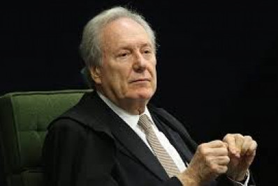 Lewandowski assina decreto que libera clubes de tiro perto de escolas com regras de horário