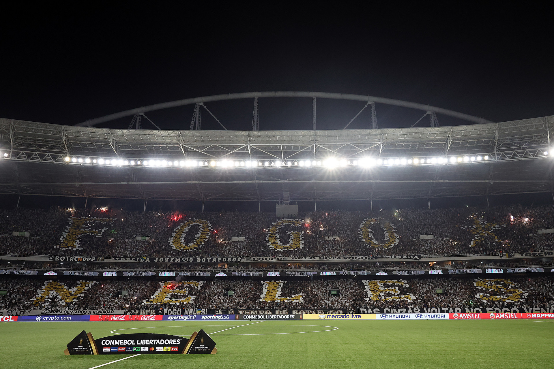 Festa da torcida do Botafogo come&ccedil;ou antes do jogo, com o j&aacute; tradicional mosaico - V&iacute;tor Silva/Botafogo