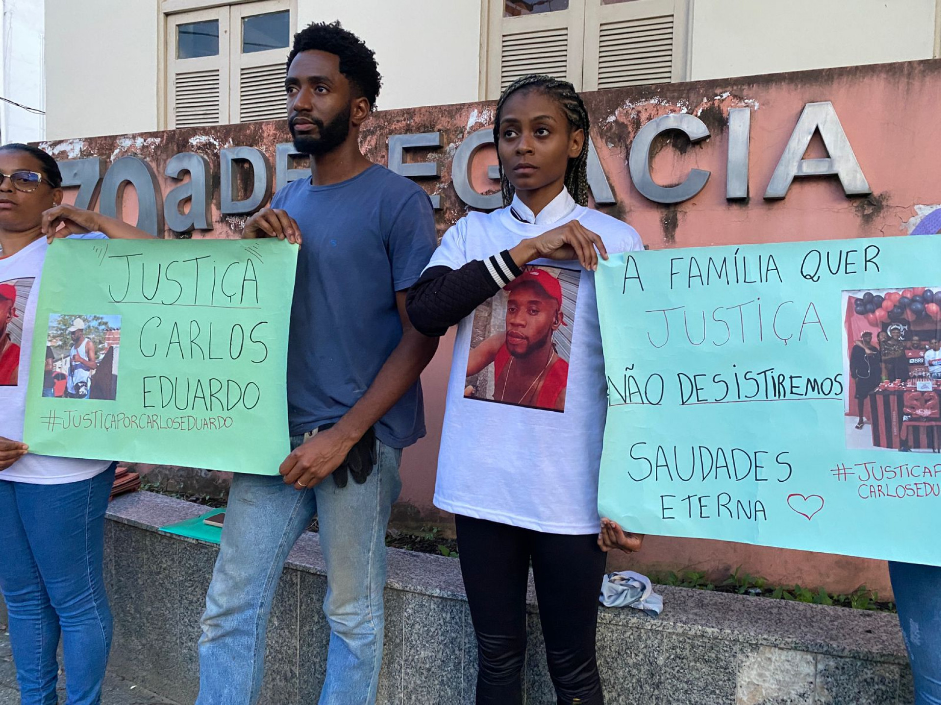 Família do pedreiro Carlos Eduardo Oliveira se reuniu na frente da 79ª DP (Jurujuba), nesta quarta-feira (23) - Agência O DIA