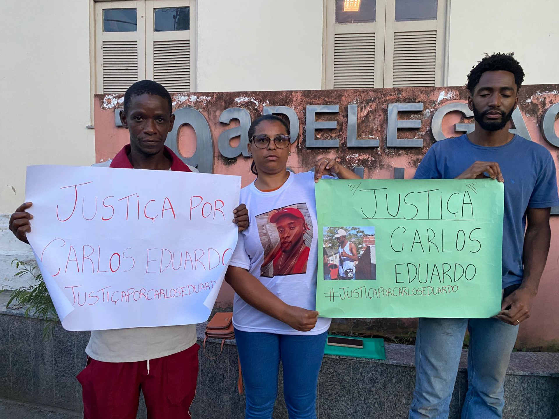 Família do pedreiro Carlos Eduardo Oliveira se reuniu na frente da 79ª DP (Jurujuba), nesta quarta-feira (23) - Agência O DIA