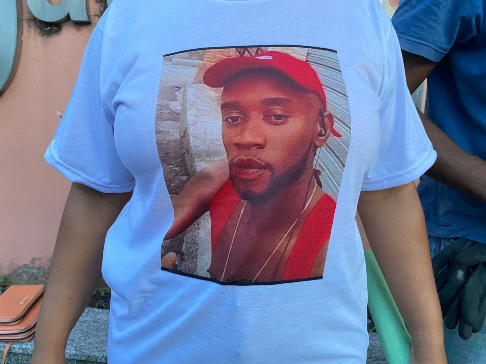 Família do pedreiro Carlos Eduardo Oliveira se reuniu na frente da 79ª DP (Jurujuba), nesta quarta-feira (23) - Agência O DIA